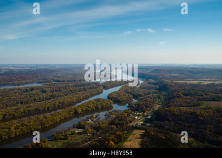 Luftaufnahme des Mississippi River südlich von Dubuque, Iowa. Stockfoto