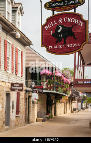 Die Bull & Crown Publick House am St. George Street im historischen St. Augustine, Florida, USA. Stockfoto