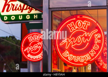 "Heißen jetzt" Leuchtreklamen Glühen bei Krispy Kreme Donut-Shop in der Nähe von Atlanta, Georgia, USA. Stockfoto