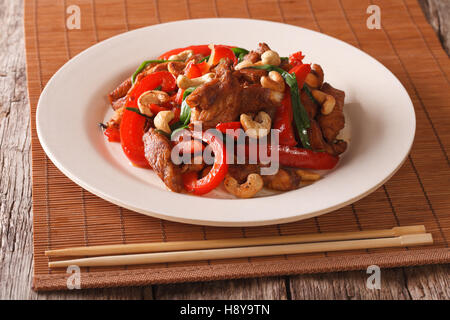 Thai Food: Fried Chicken mit Gemüse und Cashew-Nüssen Closeup auf einem Teller auf den Tisch. horizontale Stockfoto