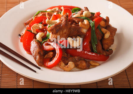 Thai Huhn mit Gemüse und Cashew-close-up auf einem Teller. Horizontale Stockfoto