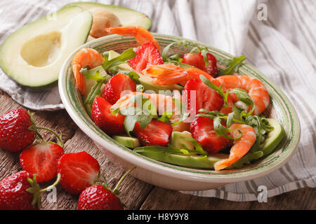 Zarten Salat mit Erdbeeren, Avocado, Garnelen und Rucola Nahaufnahme auf einer Platte. horizontale Stockfoto