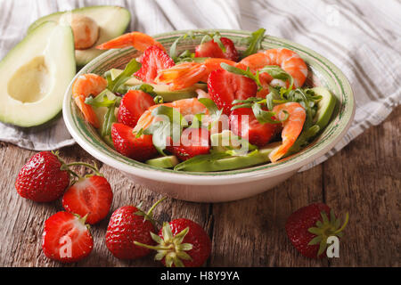 Cocktail-Salat mit Erdbeeren, Avocado, Garnelen und Rucola Nahaufnahme auf einer Platte. horizontale Stockfoto