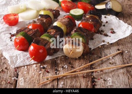 Gebratenes Fleisch mit Gemüse auf Spieße Nahaufnahme auf dem Tisch. horizontale Stockfoto
