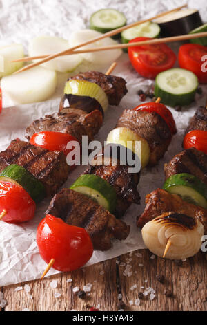 Leckere Döner mit Gemüse auf Spieße Nahaufnahme auf dem Tisch. Vertikal Stockfoto