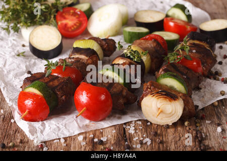 Leckeren Kebab mit Gemüse auf Spieße Nahaufnahme auf dem Tisch. horizontale Stockfoto