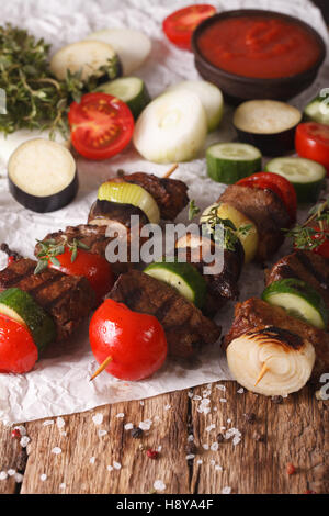 Gegrilltes Fleisch mit Gemüse auf Spieße Nahaufnahme auf dem Tisch. vertikale Stockfoto