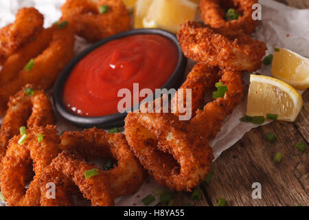 Lecker gebratene Calamari Ringe close-up auf einen Tisch und Tomatensauce. horizontale Stockfoto