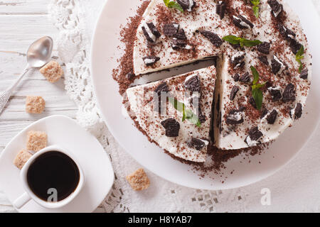 Käsekuchen Dessert mit Schokolade und Kaffee mit einer Tabelle Großaufnahme. horizontale Ansicht von oben Stockfoto