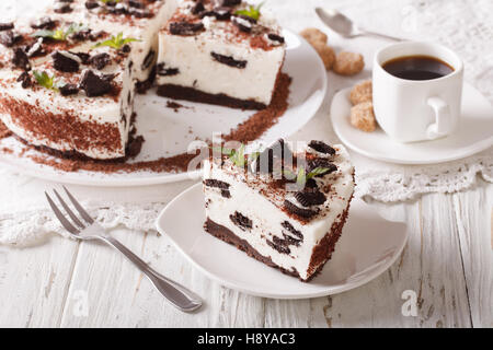 Schönen Nachtisch Käsekuchen mit Schokolade Cookies close-up und Kaffee auf dem Tisch. horizontale Stockfoto