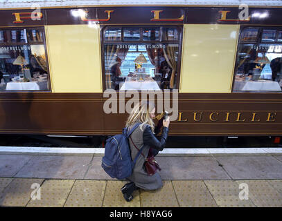 Ein Pendler bereitet sich auf einen Jahrgang Belmond British Pullman Zug am Bahnhof Ashford International in Kent für eine Überraschung-Reise nach London an Bord. Stockfoto