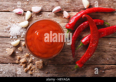 Frisch zubereitete Sriracha Hot Chili Sauce Nahaufnahme auf dem Tisch. horizontale Ansicht von oben Stockfoto