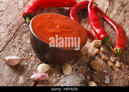 Pikanter Thai Sriracha Sauce mit Nahaufnahme Zutaten auf den Tisch. horizontale Stockfoto