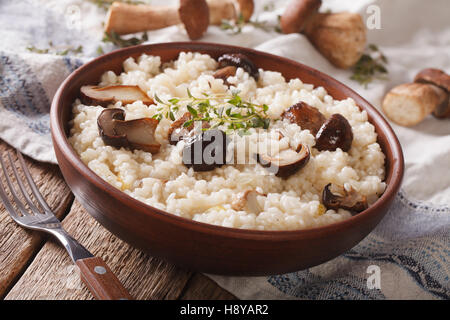 Italienische Reis mit Pilzen hautnah in einer Schüssel auf dem Tisch. Horizontale Stockfoto