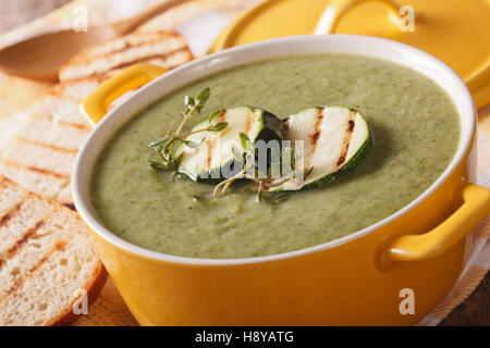 Rahmsuppe von Zucchini mit Thymian Nahaufnahme in einen Topf geben. horizontale Stockfoto