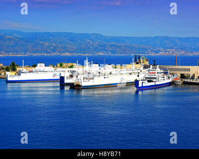 Messina Hafen Hafen Fähren Bluferries RFI Fähren Stockfoto