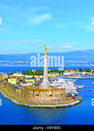 Hafeneinfahrt Hafen Messina mit Goldenen Madonna Stockfoto