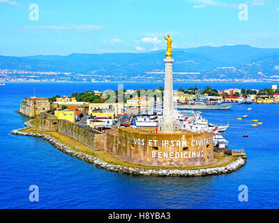 Hafeneinfahrt Hafen Messina mit Goldenen Madonna Stockfoto