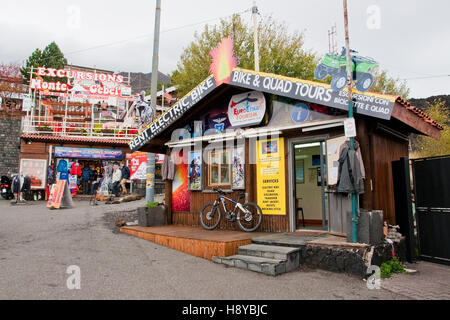 Ausflug und Reiseunternehmen Kabinen am Rifugio Sapenza Besucherzentrum den höchsten Punkt auf den Ätna, die mit dem Auto erreichbar sind. Stockfoto