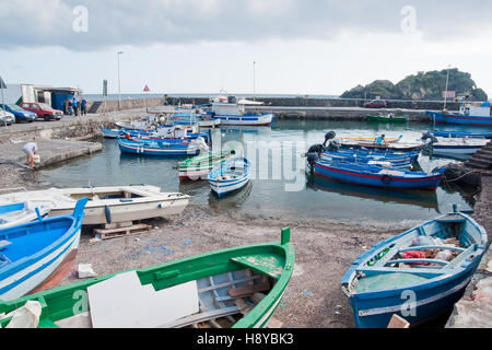 Traditionelle hölzerne Fischerboote im Hafen von Aci Trezza, Sizilien Stockfoto