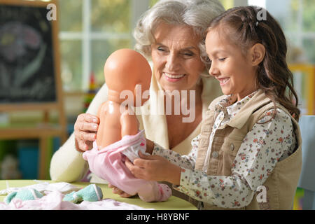 Großmutter und Kind spielen Stockfoto