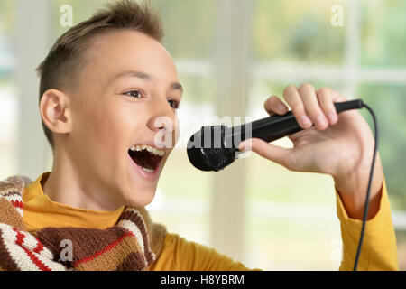 Teen junge singen Stockfoto