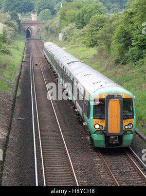 Southern Railway Klasse 377 Electrostar nähert sich Sitzkissen Stockfoto
