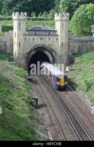 Erste Hauptstadt verbinden Class 377 Electrostar entsteigt Clayton Tunnel nähert sich Sitzkissen Stockfoto