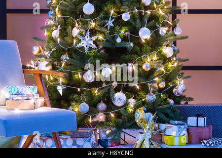 Wunderschön geschmückter Weihnachtsbaum Stockfoto