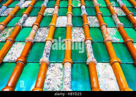 Details der farbigen Tonziegel auf dem Dach der Kathedrale von Monreale. Sizilien-Italien Stockfoto