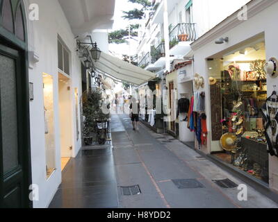 Straße in Anacapri mit Geschäften und Touristen Stockfoto