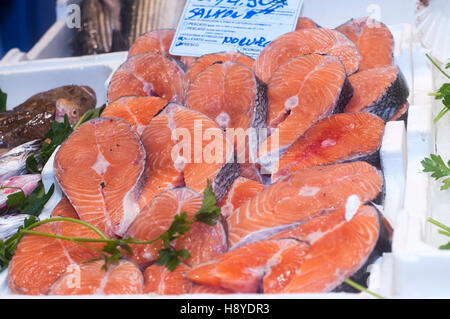 Anzeige der Lachs Steaks im Fischmarkt. Stockfoto