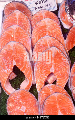 Anzeige der Lachs Steaks im Fischmarkt. Stockfoto