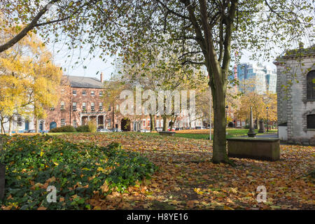 St. Pauls-Platz in Birminghams Jewellery Quarter im Herbst Stockfoto