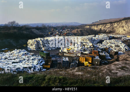 Alte Kühlschränke und Kühlschränke warten auf das Recycling im temporären Lagerort von Greystone Quarry, Southerham Pit bei Lewes, East Sussex, England. 2003 Stockfoto