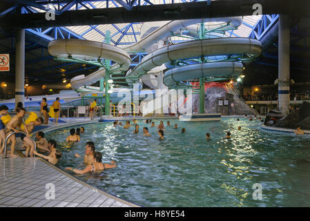 Indoor-Spaß-pool im Butlins Funcoast Welt. Skegness. Lincolnshire. England. Ca. 80er Jahre Stockfoto