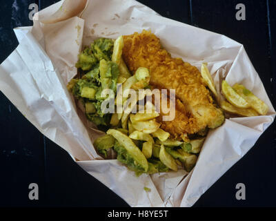 Take-away Fish And Chips mit Erbsenpüree in weißes Papier gewickelt Stockfoto