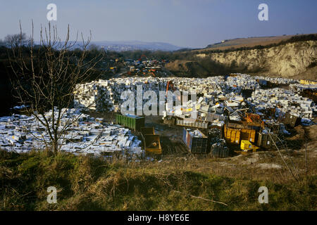 Alte Kühlschränke und Kühlschränke warten auf das Recycling im temporären Lagerort von Greystone Quarry, Southerham Pit bei Lewes, East Sussex, England. 2003 Stockfoto