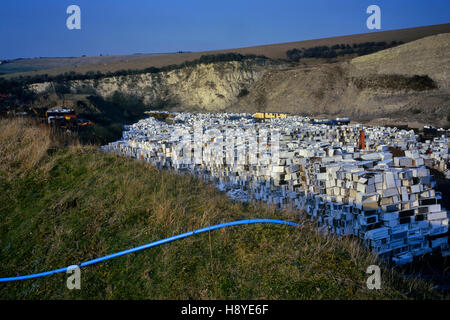 Alte Kühlschränke und Kühlschränke warten auf das Recycling im temporären Lagerort von Greystone Quarry, Southerham Pit bei Lewes, East Sussex, England. 2003 Stockfoto