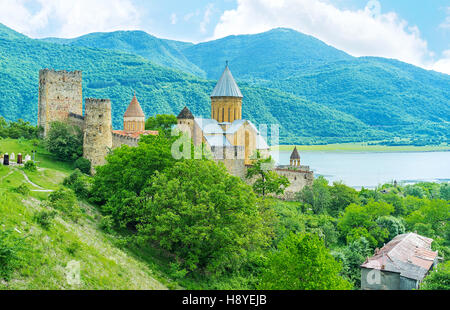Die Ananuri Burganlage unter dem üppigen Grün am hügeligen Ufer des Aragvi Flusses, Mzcheta-Mtianeti, Georgia. Stockfoto