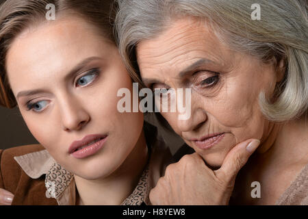 Ältere und junge Frauen Stockfoto