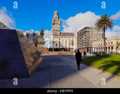 Uruguay, Montevideo, Blick auf den Platz der Unabhängigkeit mit Artigas-Monument und den Salvo-Palast. Stockfoto