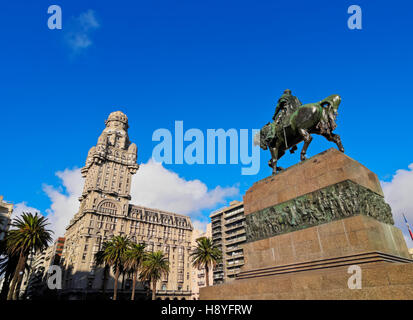 Uruguay, Montevideo, Blick auf den Platz der Unabhängigkeit mit Artigas-Monument und den Salvo-Palast. Stockfoto