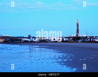 Uruguay, Rocha Abteilung Cabo Polonio, Blick über den Strand bis zum Leuchtturm. Stockfoto