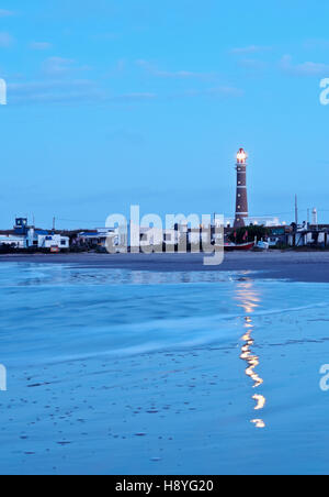 Uruguay, Rocha Abteilung Cabo Polonio, Blick über den Strand bis zum Leuchtturm. Stockfoto