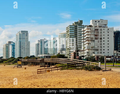 Uruguay, Maldonado Abteilung, Punta del Este, Blick auf den Strand von Mansa. Stockfoto