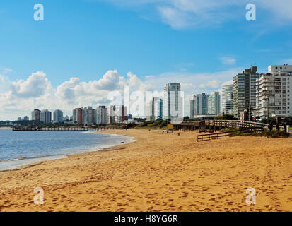 Uruguay, Maldonado Abteilung, Punta del Este, Blick auf den Strand von Mansa. Stockfoto