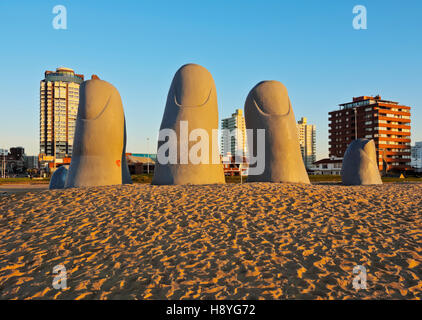 Uruguay Maldonado Abteilung Punta del Este Playa Brava La Mano(The Hand) eine Skulptur des chilenischen Künstlers Mario Irarrazabal an Stockfoto