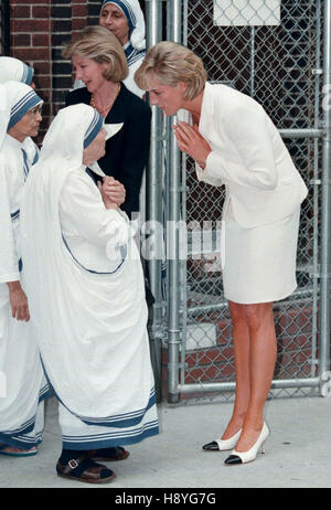 Prinzessin Diana, grüßt Recht Mutter Teresa an der Missionen der Nächstenliebe in der Bronx, New York am 18. Juni 1997. Foto von Francis Specker Stockfoto