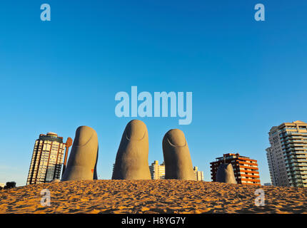 Uruguay Maldonado Abteilung Punta del Este Playa Brava La Mano(The Hand) eine Skulptur des chilenischen Künstlers Mario Irarrazabal an Stockfoto